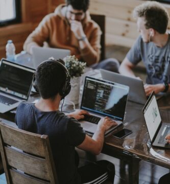 Yhteisöprojektit kryptovaluuttamaailmassa: Osaamisen ja Innovaatioiden Yhdistäminen